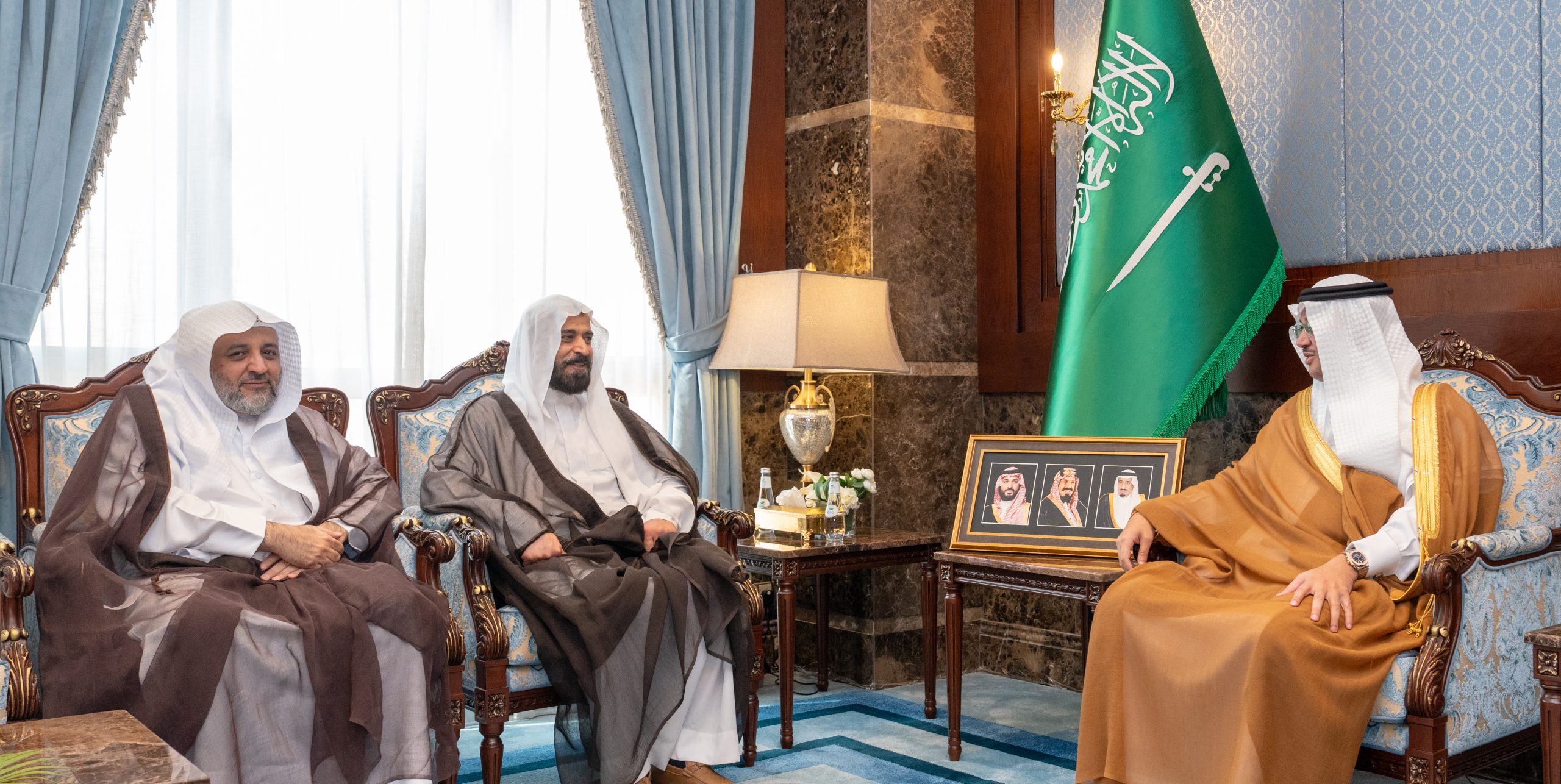 تعاون مؤسسي لتعزيز العدالة: زيارة قاضي الأوقاف لمكتب محافظ الأحساء