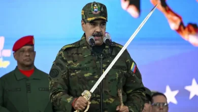 تعبئة عسكرية مثيرة: مادورو يبرز سيفًا في العرض