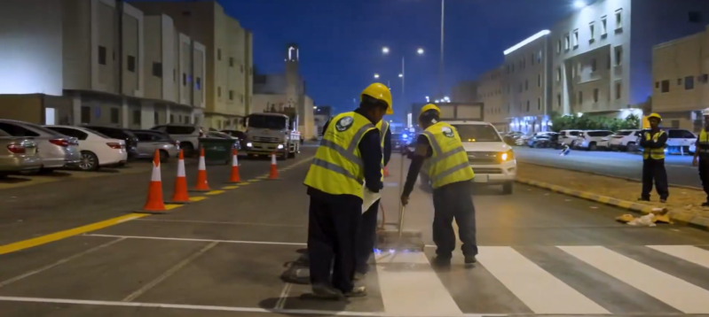 تعزيز جودة الطرق: أمانة الرياض تنفذ مشروع دهانات أرضية بطول مليوني متر