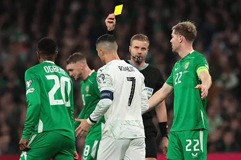 جلين نيبيرج: حكم مباراة قطر وفلسطين في كأس العرب وتأثيره على حادثة طرد رونالدو