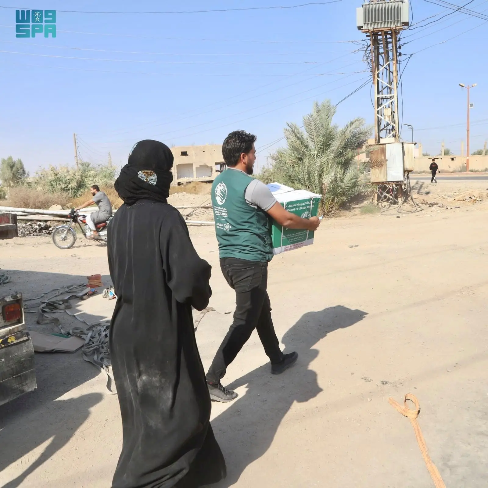 جهود سلمان للإغاثة في توزيع 700 سلة غذائية بدير الزور السورية