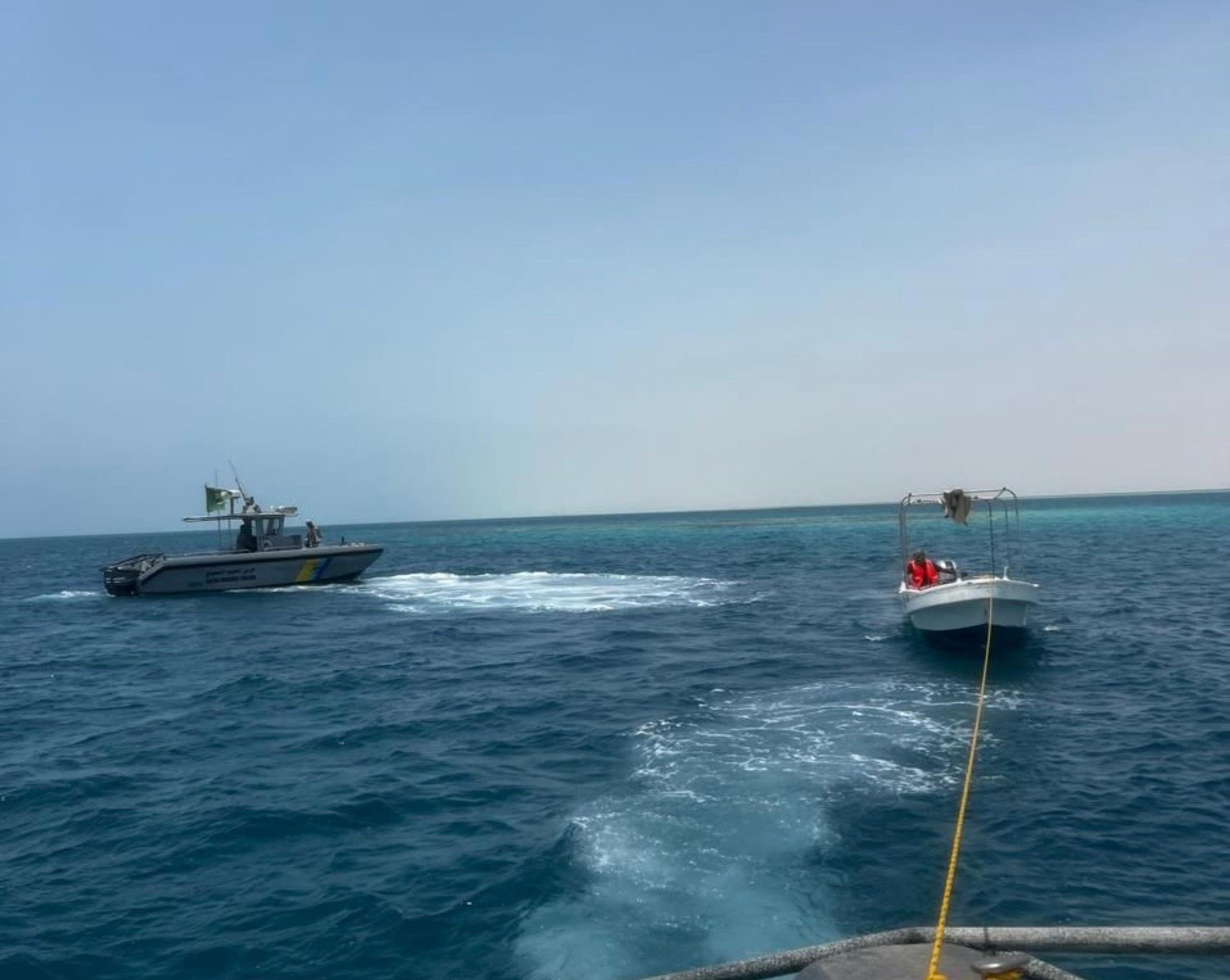 حرس الحدود يتمكن من إنقاذ مواطن في عرض البحر بعد تعطل واسطته البحرية