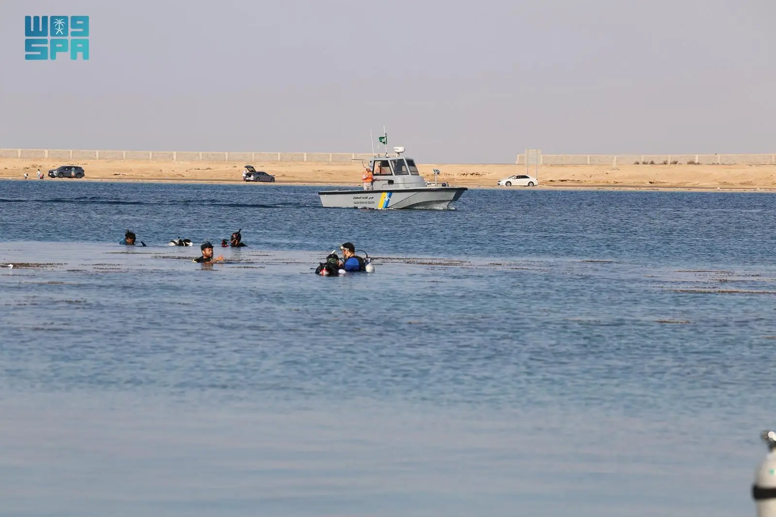 حرس الحدود يطلق حملة تطوعية لتنظيف شاطئ الشرم وقاع البحر بالمدينة المنورة