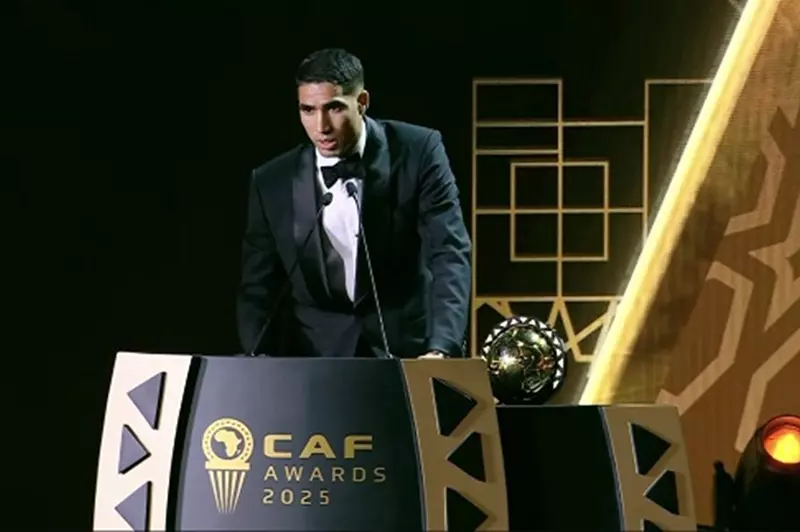 حكيمي يوجه رسالة للأطفال الأفارقة بعد فوزه بجائزة أفضل لاعب