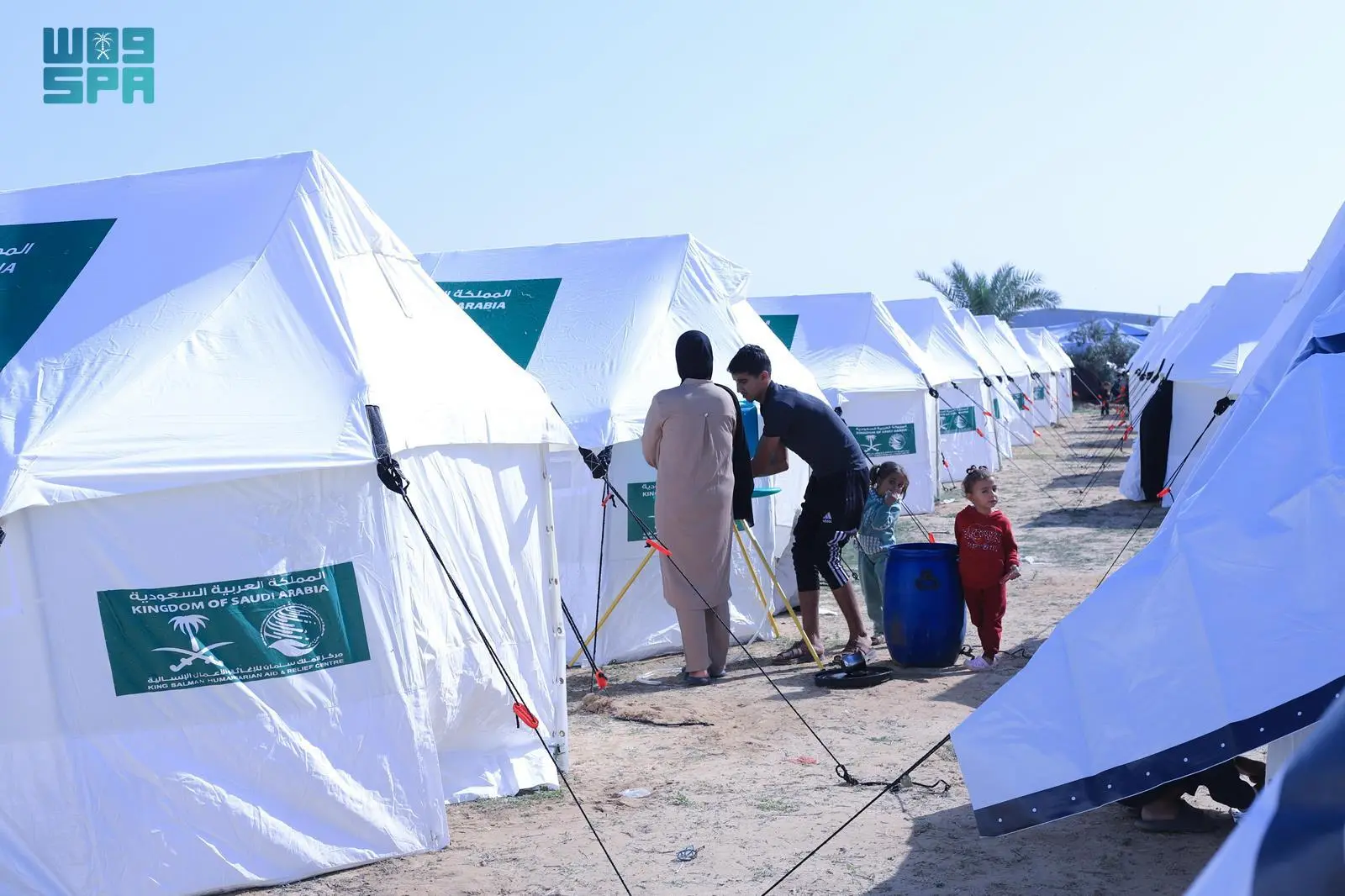 دور السعودية في دعم الأسر النازحة في غزة من خلال إنشاء مخيمات آمنة