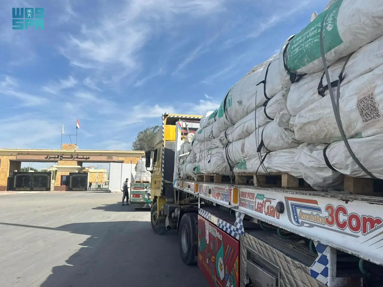 دور المساعدات الإنسانية السعودية في دعم غزة عبر منفذ رفح