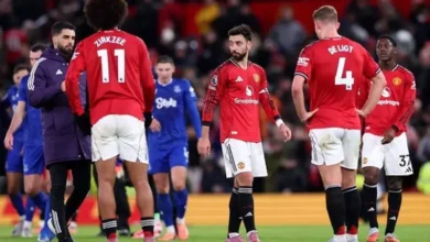 دي ليخت: تحديات الدوري الإنجليزي وتأثيرها على الأداء الفردي للفريق