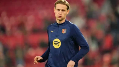 دي يونج في موقف حرج: احتمالات غيابه أمام ألافيس وبديل فليك المتوقع