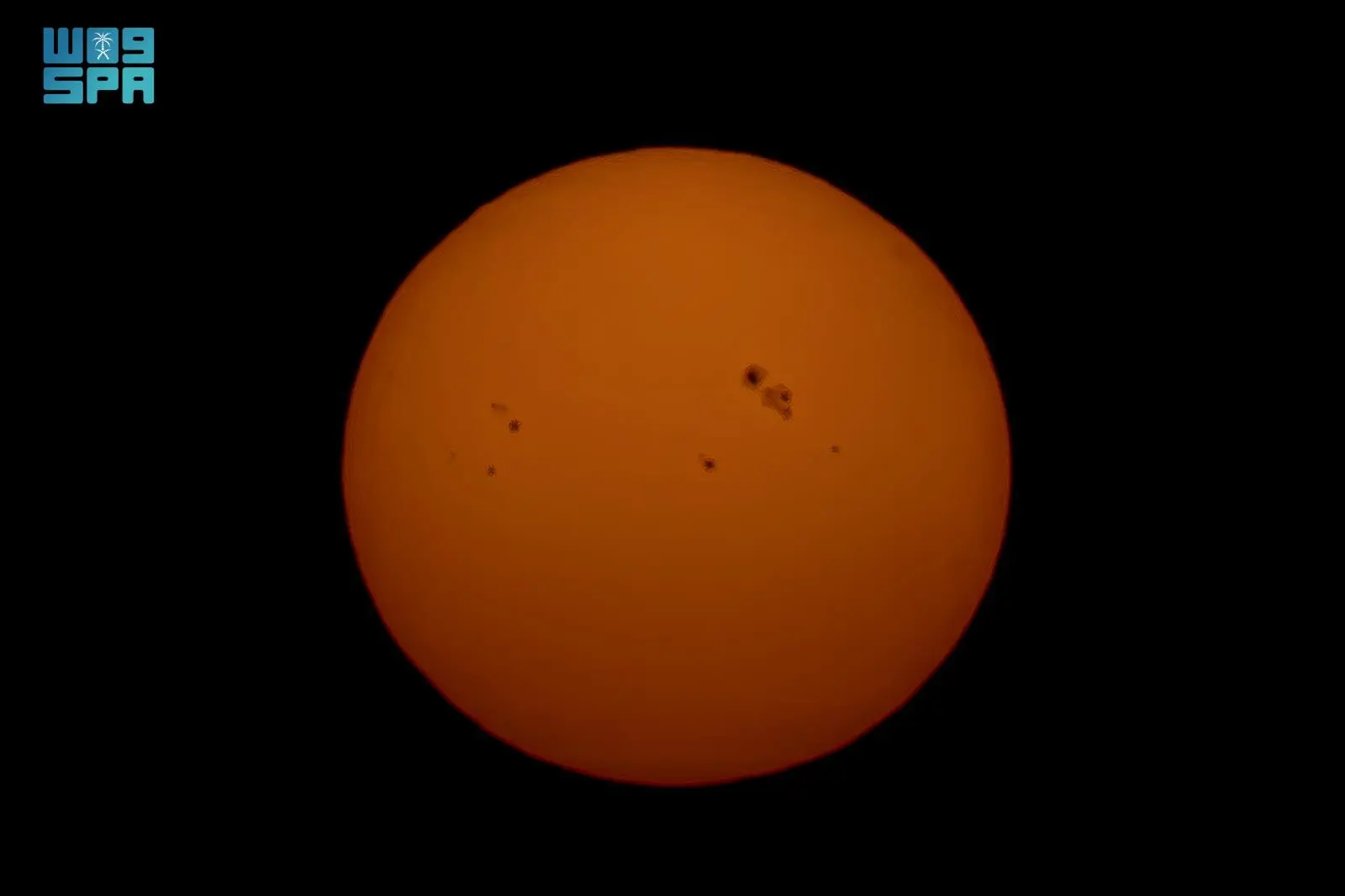 رصد وتحليل البقعة الشمسية العملاقة في سماء عرعر