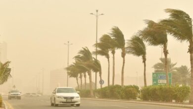 رياح نشطة وأتربة تؤثر على خمس مناطق استراتيجية
