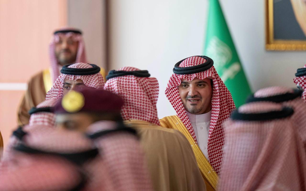 زيارة عبدالعزيز بن سعود لأهالي الحدود الشمالية: تعزيز العلاقات والتنمية المحلية