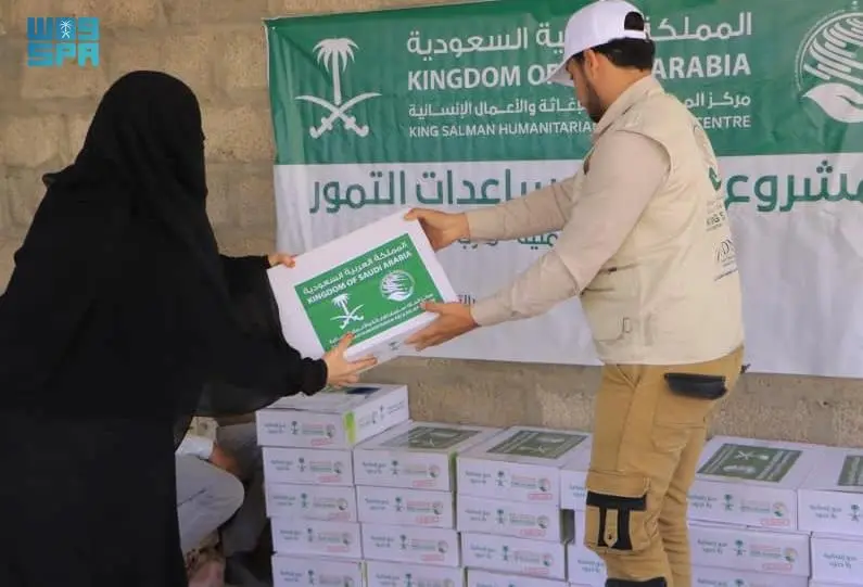 سلمان للإغاثة يوزع 1,100 كرتون تمر لتحسين الأوضاع الإنسانية في مأرب