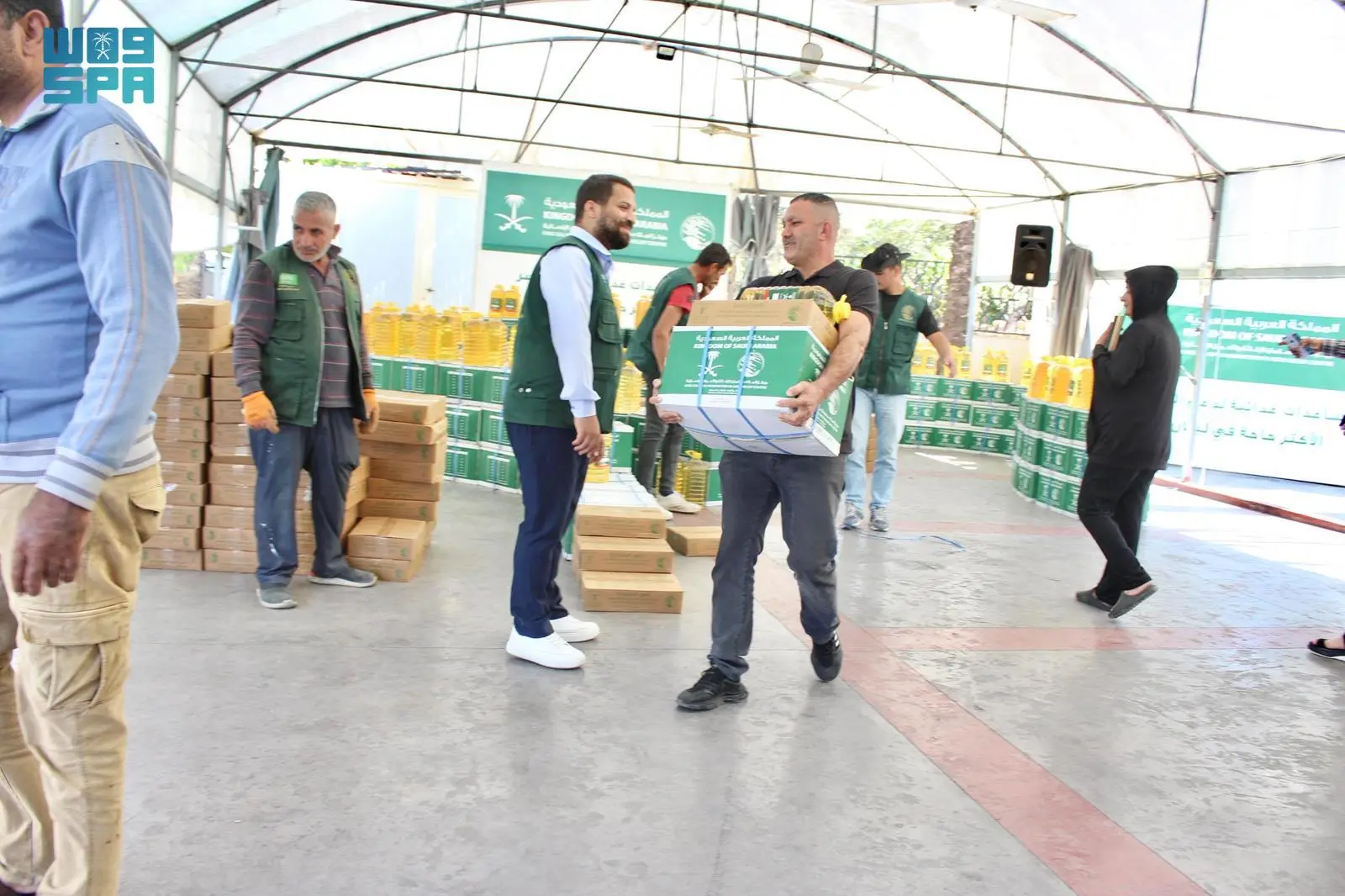 سلمان للإغاثة يوزع مساعدات غذائية في بيروت