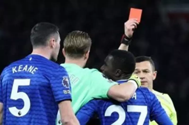 صلح إدريسا جاي ومايكل كين بعد حادثة الاعتداء في تدريبات إيفرتون