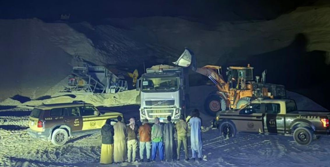 ضبط ثمانية مقيمين متورطين في استغلال الرواسب بالرياض