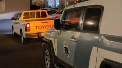 ضبط قائد المركبة لارتكابه مخالفات مرورية متعددة في منطقة عسير