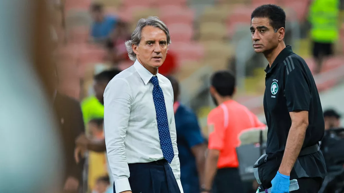 طائرة مانشيني تشق طريقها نحو قمة السد في الدوحة