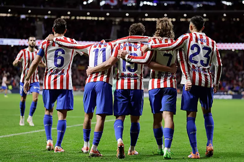 عقوبات غير مسبوقة: UEFA تتخذ إجراءات صارمة ضد أتلتيكو مدريد بسبب السلوك العنصري لجماهيره