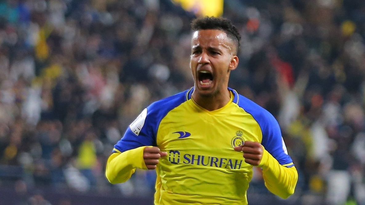 غريب يتلقى عروضًا مغرية من عملاقي دوري روشن قبل حسم مصيره