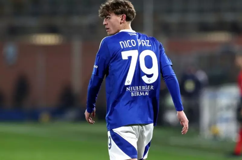 فابريجاس يؤكد بقاء نيكو باز في صفوف الفريق هذا الشتاء