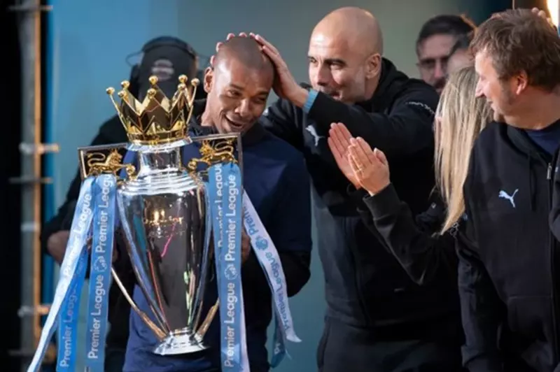 فرناندينيو ينهي مسيرته الكروية بعد أربعين عاماً من التألق