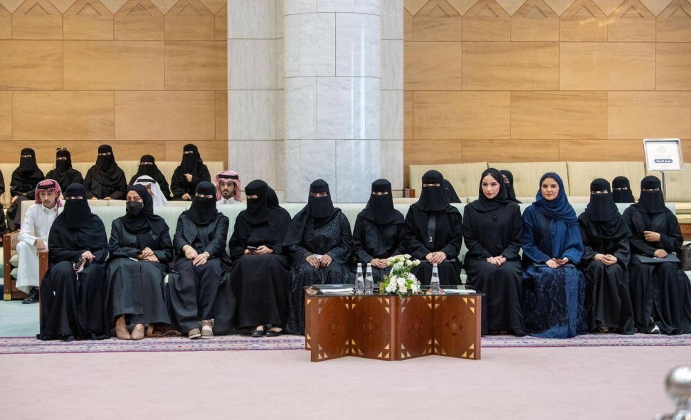 فيصل بن بندر يكرم الخريجين في حفل حاضنة الرياض المتميزة