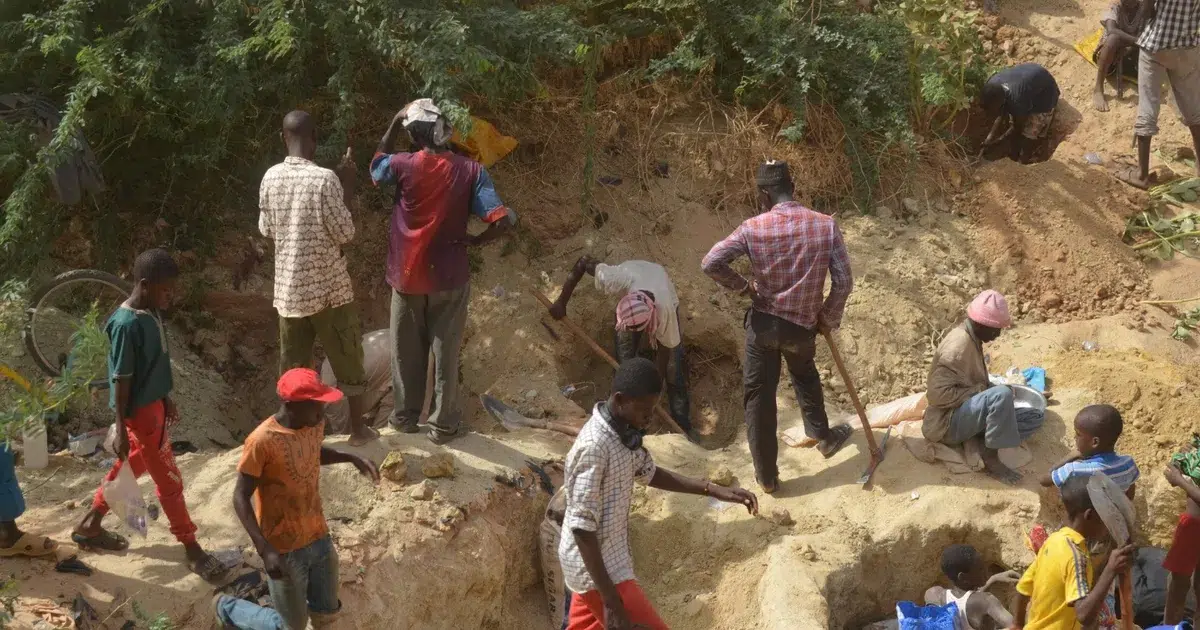 كارثة انهيار منجم الذهب في الكونغو: 100 قتيل وتأثيرات مأساوية