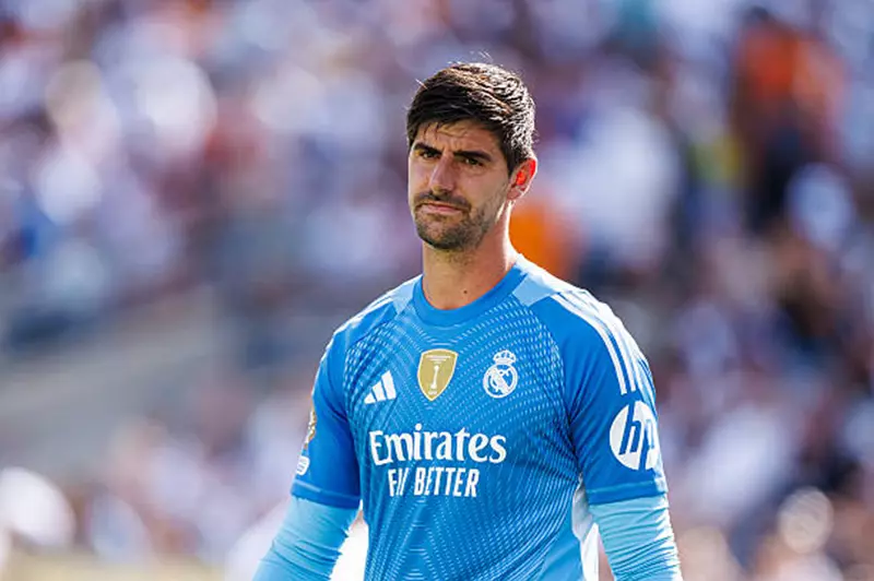 كورتوا يناقش تحديات الكلاسيكو وعلاقة لامين يامال الحماسية