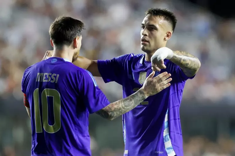 لاوتارو مارتينيز: إنجازات تاريخية مع منتخب الأرجنتين في الهدافين