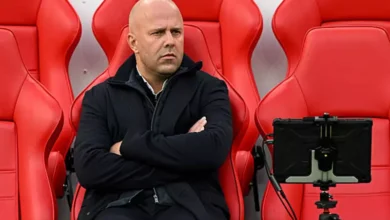 ليفربول يحذر أرني سلوت بمهلة مباراتين حاسمتين