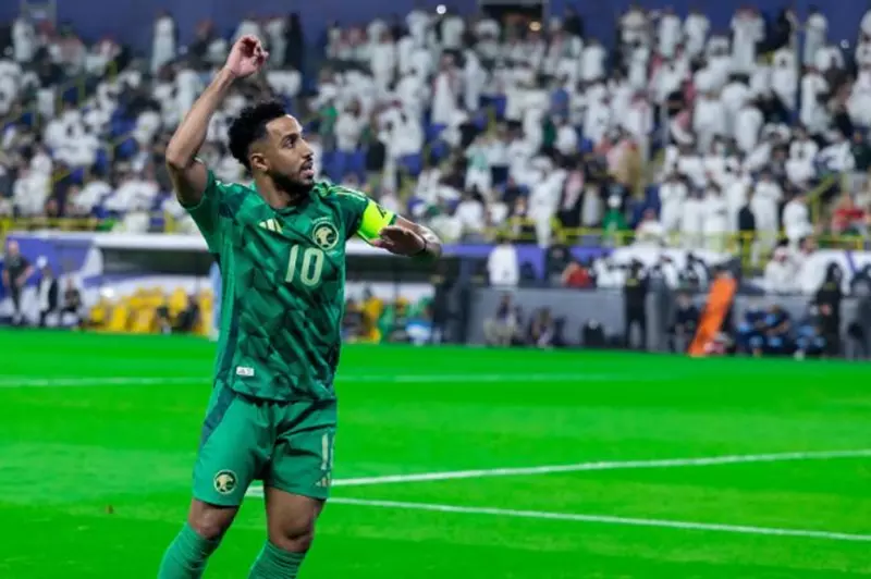 مئوية سالم الدوسري: إنجاز جديد في تاريخ منتخب السعودية أمام الجزائر