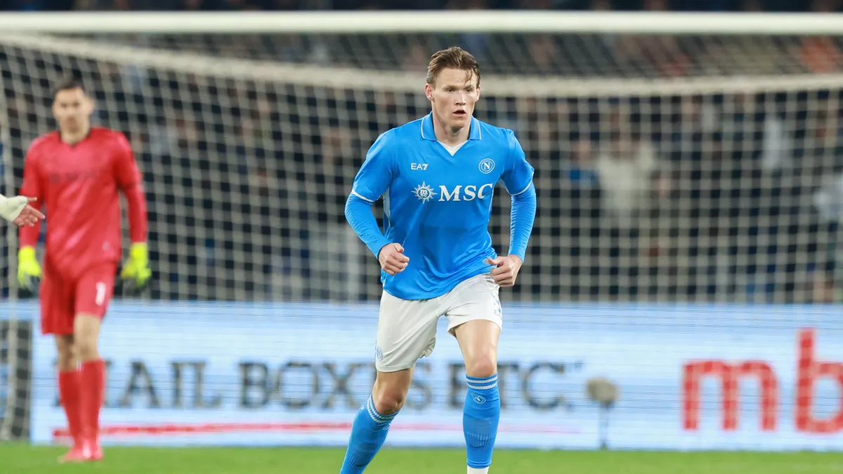 ماكتومناي يدعو نابولي للتعاقد مع زميله السابق من مانشستر يونايتد