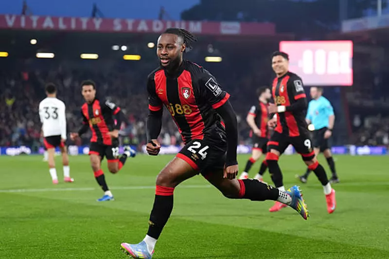 مانشستر سيتي يدرس إمكانية ضم سيمنيو في الصفقات القادمة