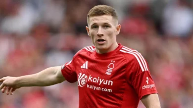 مانشستر يونايتد يسعى بشغف لضم إليوت أندرسون وسط مطالب نوتنجهام فورست المالية الكبيرة