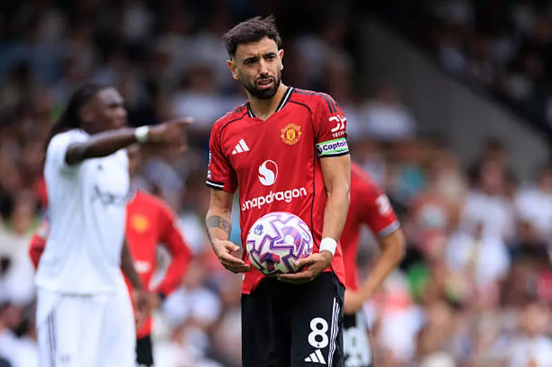 مانشستر يونايتد يُقصي 3 لاعبين ويستعد لضم نجوم جدد