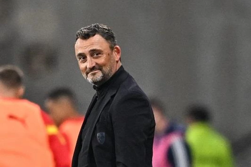 مدرب نيس يكشف عن التوترات داخل الفريق وأثرها على الأداء الفني