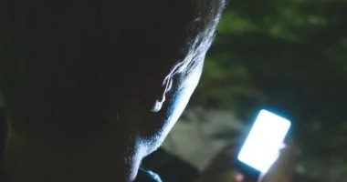 مراهقون يستخدمون الذكاء الاصطناعي في التوجيه العاطفي والعلاجي