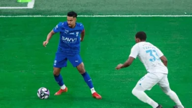 معاناة جوميز المستمرة: الهلال يحقق انتصارًا على الفتح ويزاحم النصر على القمة