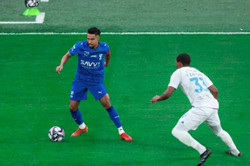 معاناة جوميز المستمرة: الهلال يحقق انتصارًا على الفتح ويزاحم النصر على القمة