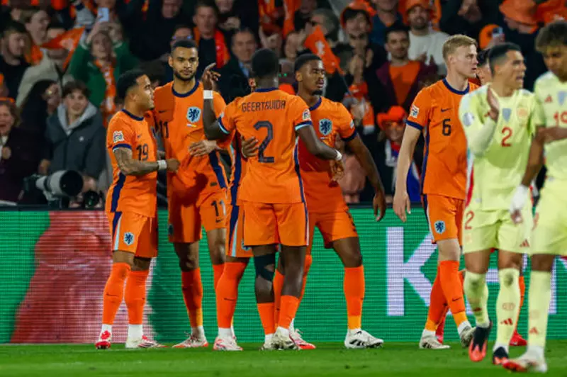 منتخب هولندا يتعادل مع بولندا ويؤجل تأهله لمونديال 2026