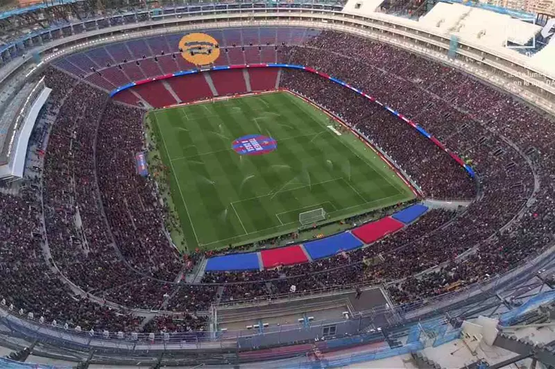 ميسي الغائب الحاضر: تألق برشلونة في ليلة العودة إلى كامب نو