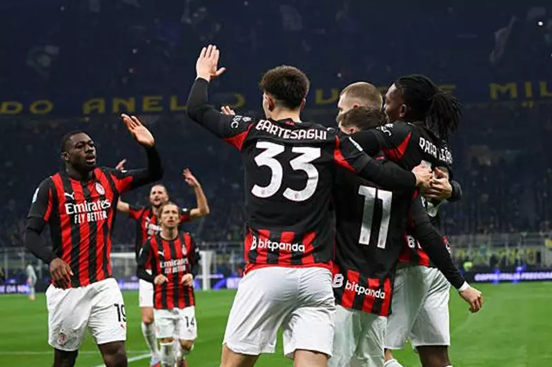 ميلان يتفوق على لاتسيو ويتصدر الدوري الإيطالي بإنجاز جديد
