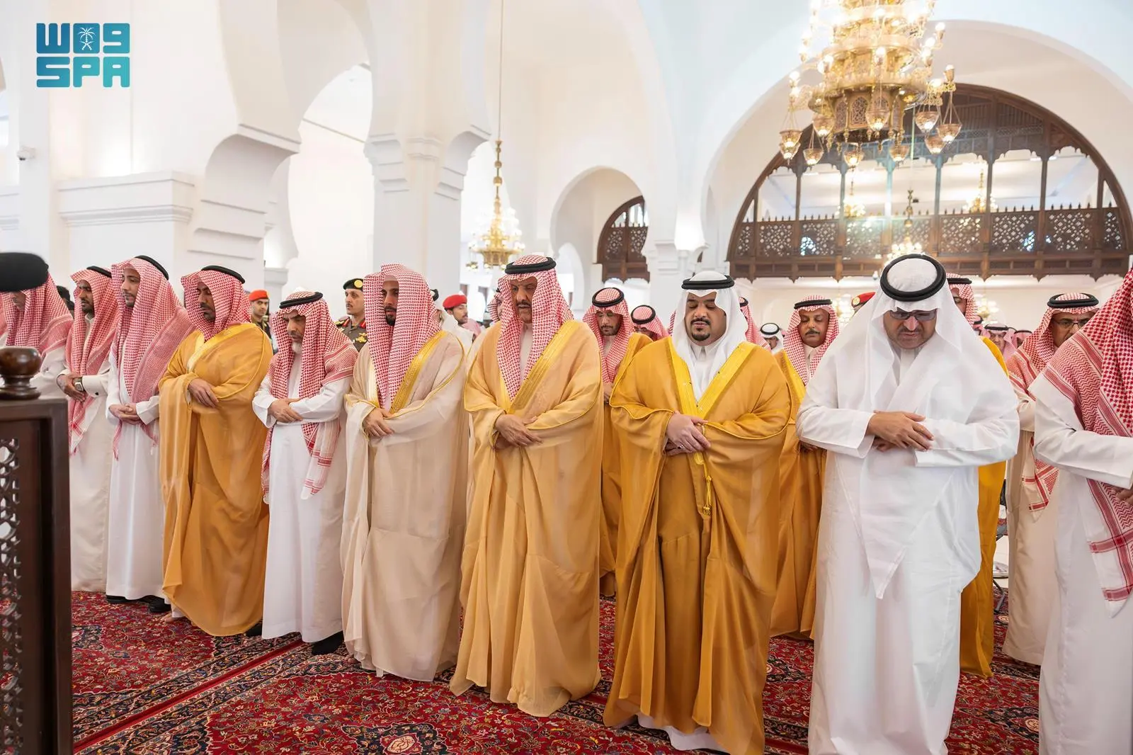 نائب أمير الرياض يتقدم صلاة الجنازة على ناصر الجريد