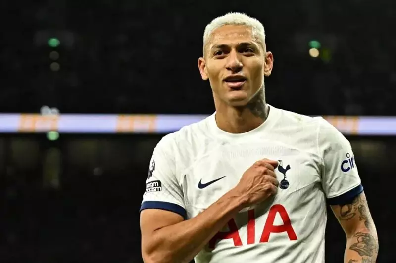 هدف استثنائي لريتشارليسون: تألقه في ديربي شمال لندن ضد آرسنال