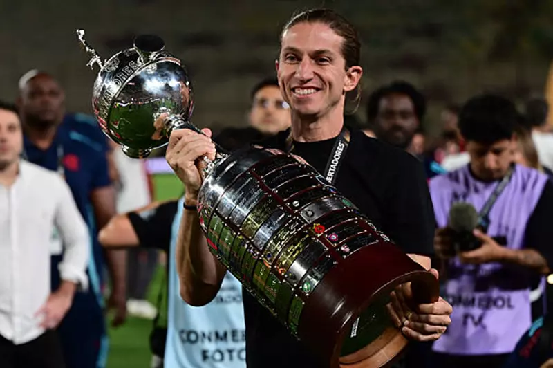 وراثة الشغف في كرة القدم: رحلة فيليبي لويس مع فلامنجو وبصمة سيميوني