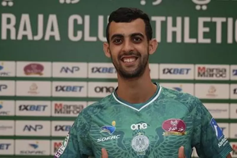 يوسف بلعمري يتجاهل تجديد عقده مع الرجاء المغربي ويخطط لأهداف الأهلي