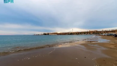 أجواء غائمة تعزز تجربة الأهالي على شواطئ البحر الأحمر