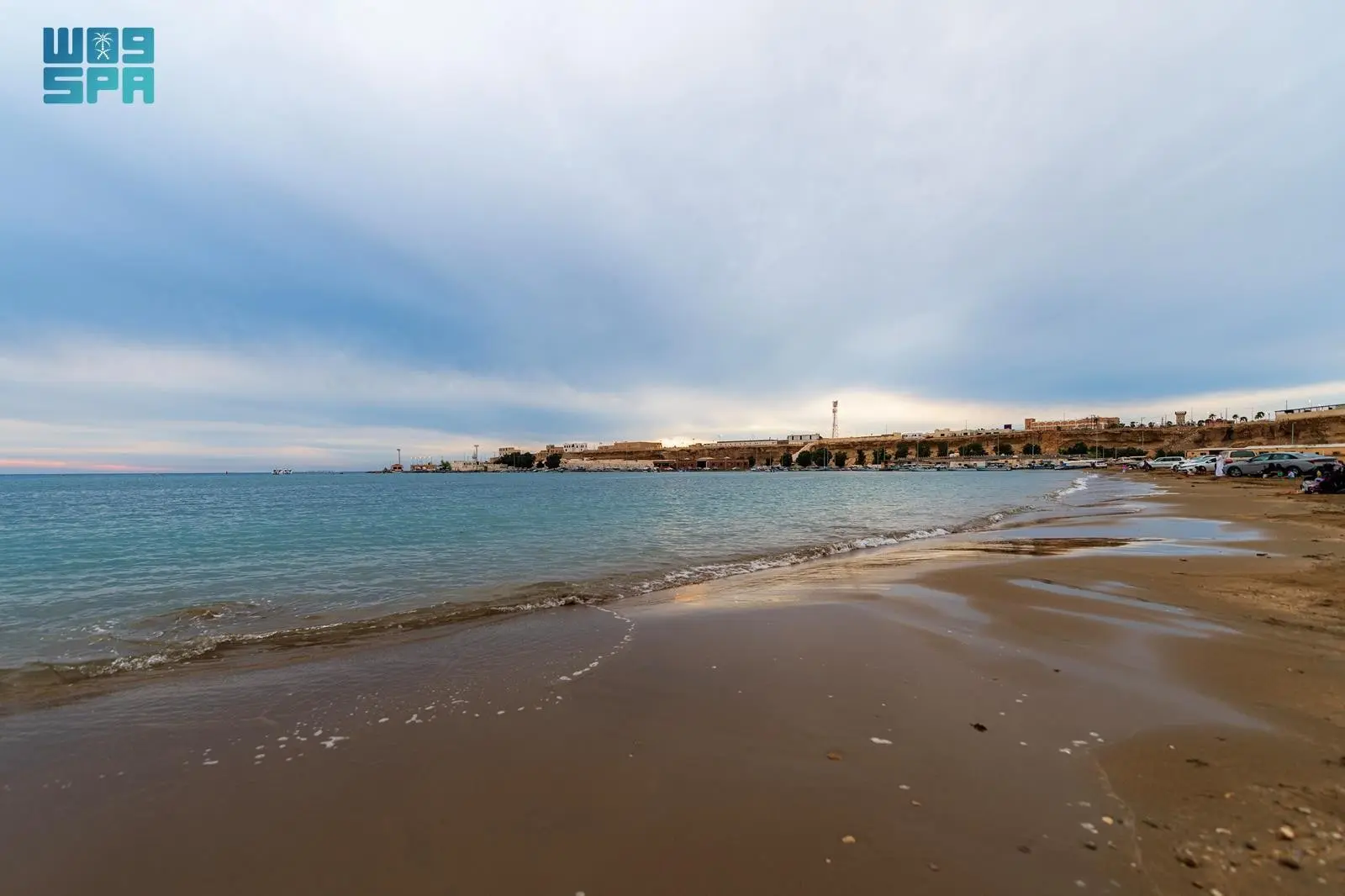 أجواء غائمة تعزز تجربة الأهالي على شواطئ البحر الأحمر