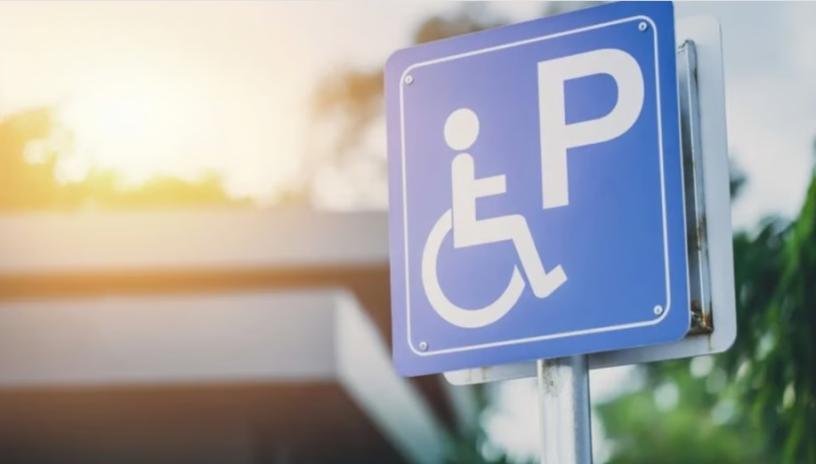 الإجراءات القانونية لوقف قيادة المركبات المخالفة في أماكن ذوي الإعاقة
