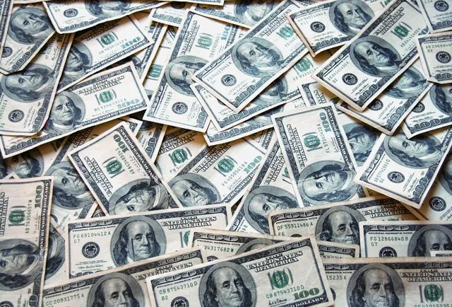 التأثيرات المستقبلية لانخفاض قيمة الدولار على الاقتصاد العالمي